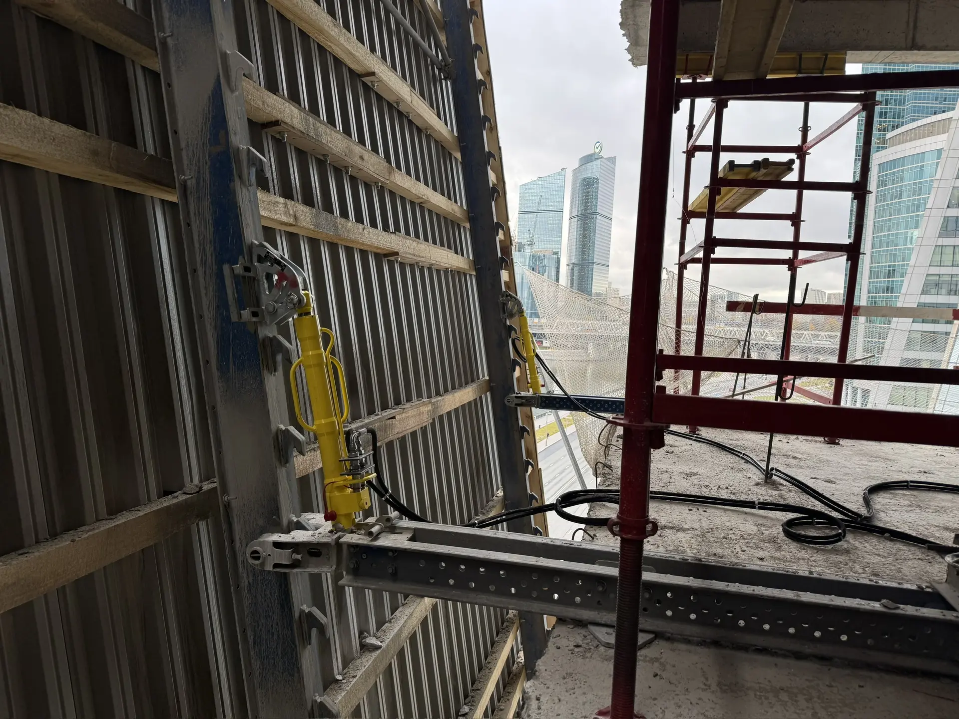 Hydraulic cylinders of various diameters manufactured for construction projects