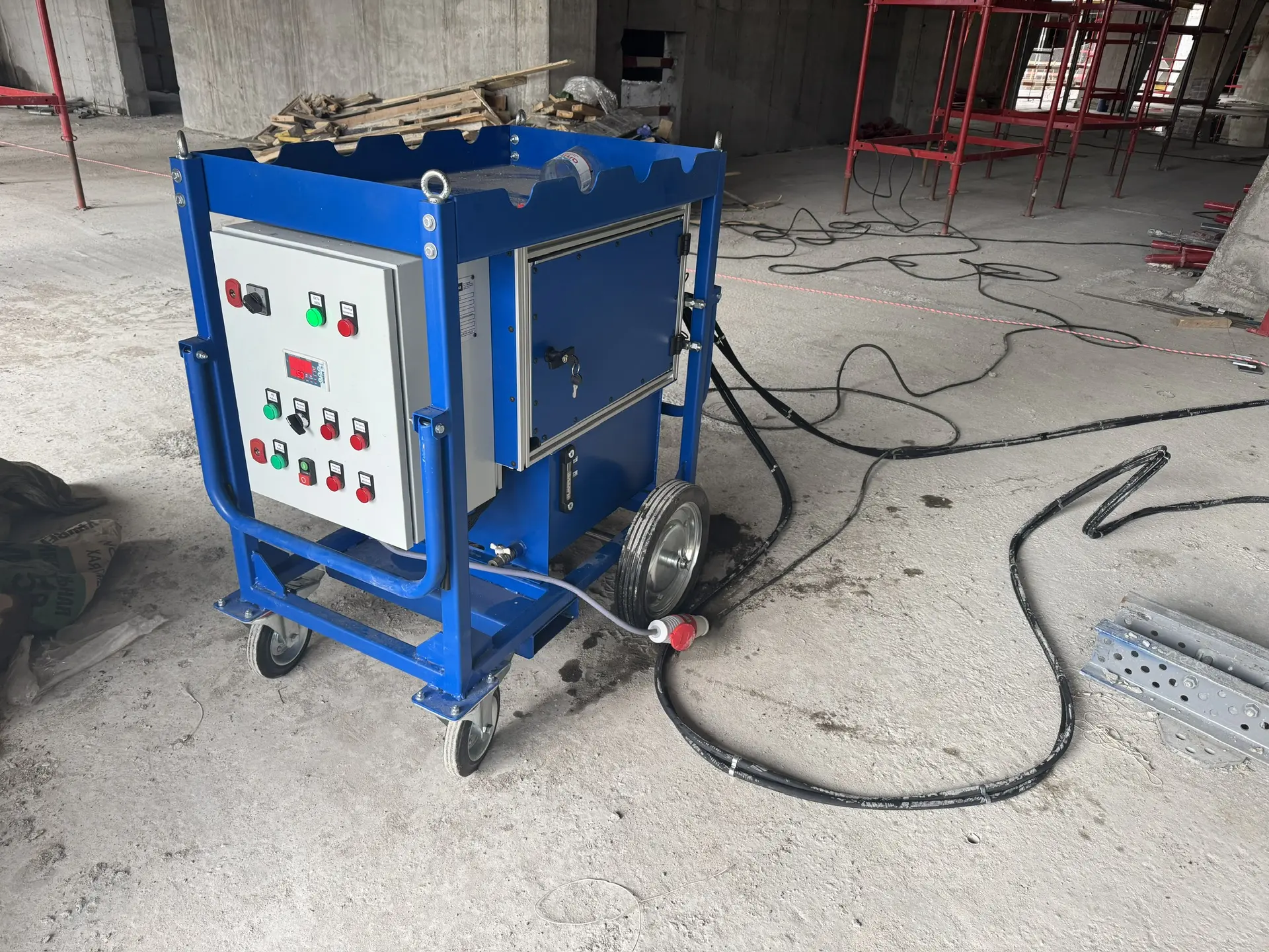 Portable blue hydraulic power unit for wind shield lifting at a construction site