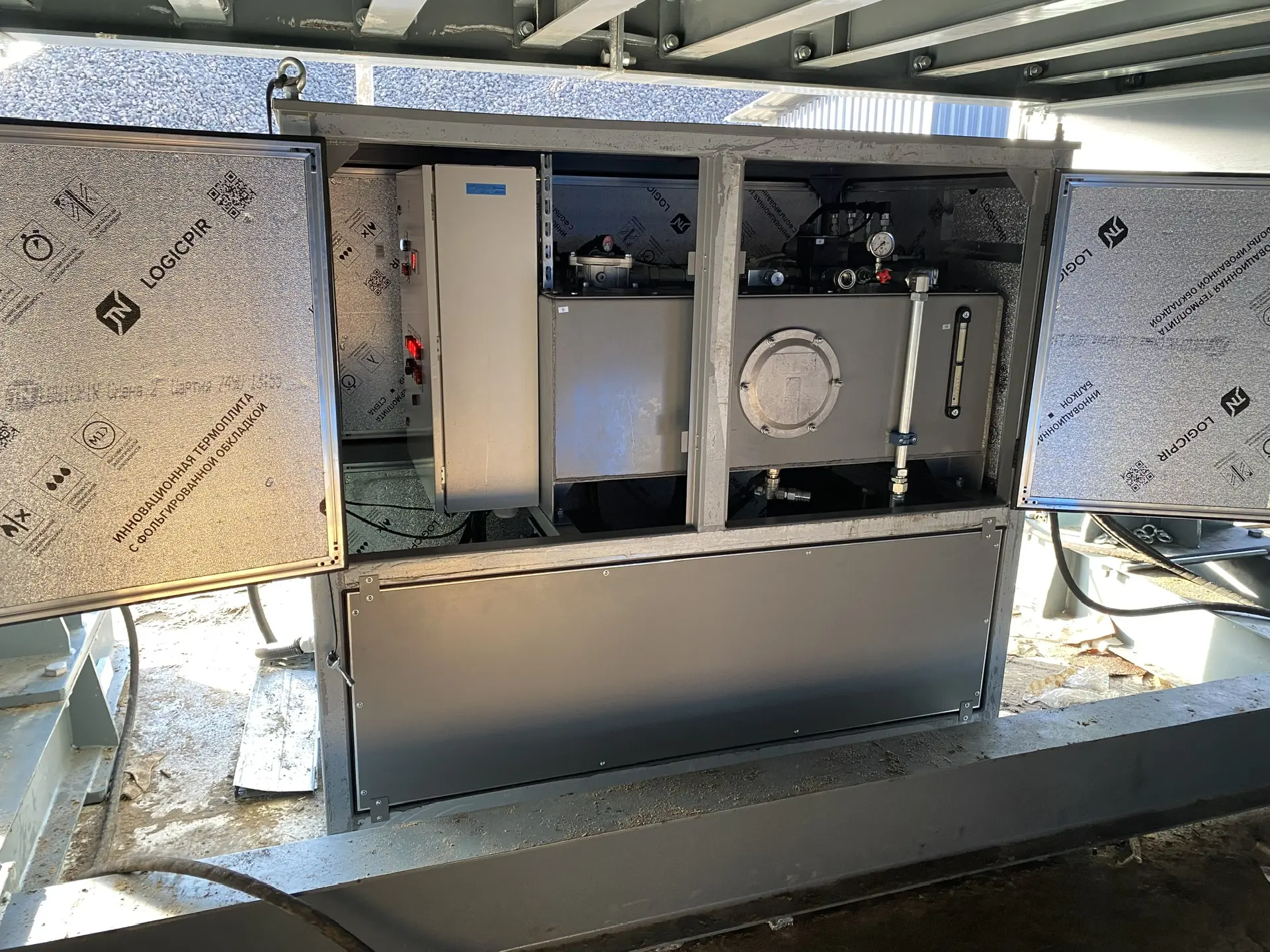 Stainless steel thermally insulated hydraulic power unit for synchronous control of four hydraulic cylinders