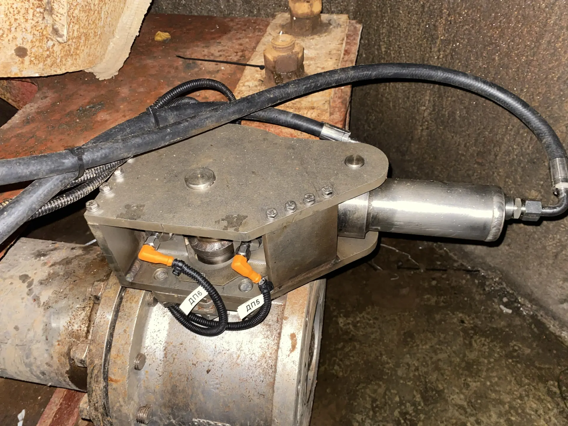 Stainless steel quarter-turn actuator mounted on a ball valve with limit position sensors