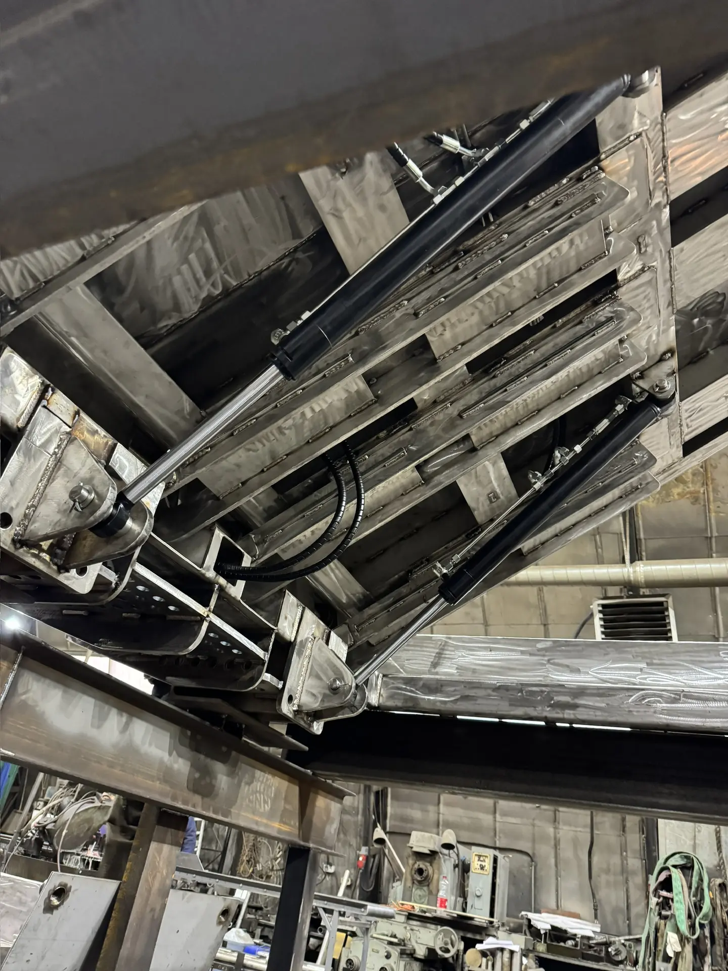 Hydraulic cylinder for opening and closing a large industrial hatch cover